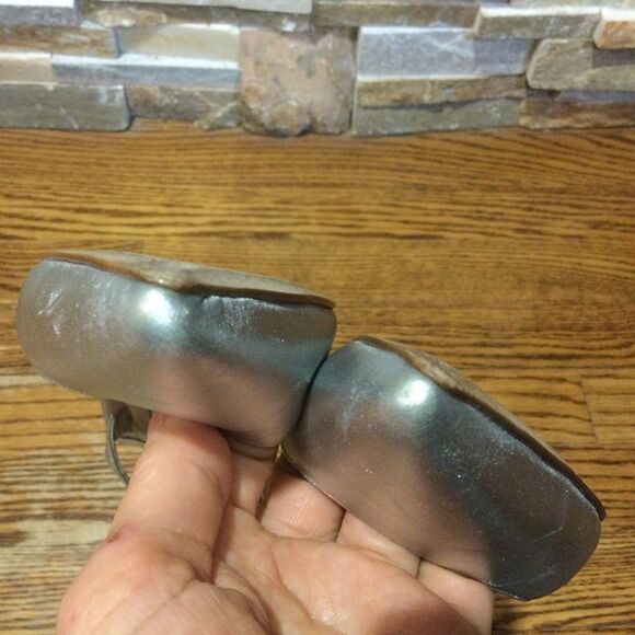 MANOLO BLAHNIK CAROLYNE 70 Silver Nappa Leather Slingback Pumps - Picture 7 of 9